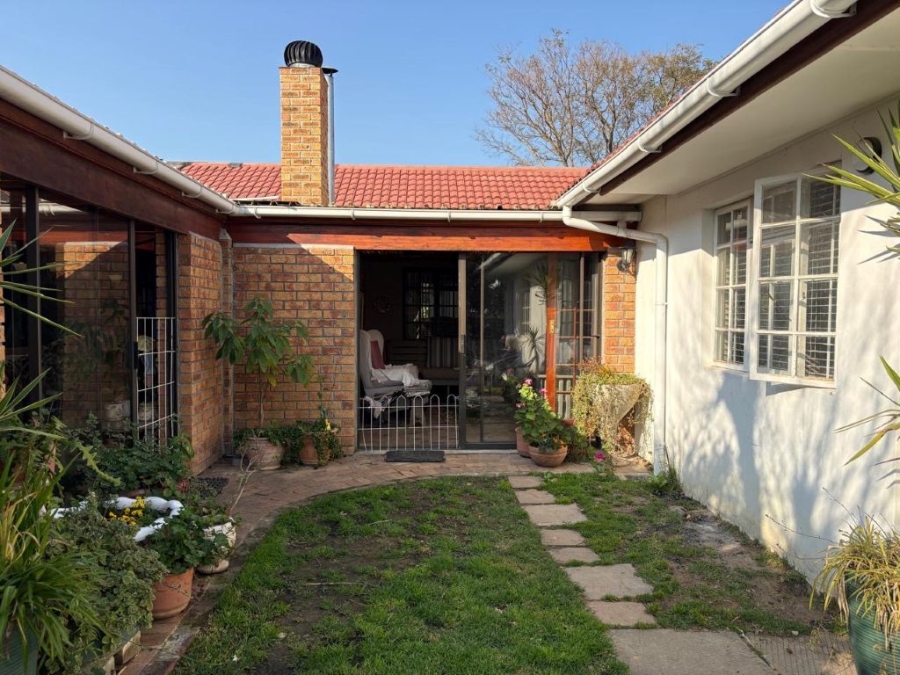 6 Bedroom Property for Sale in Morningside Western Cape